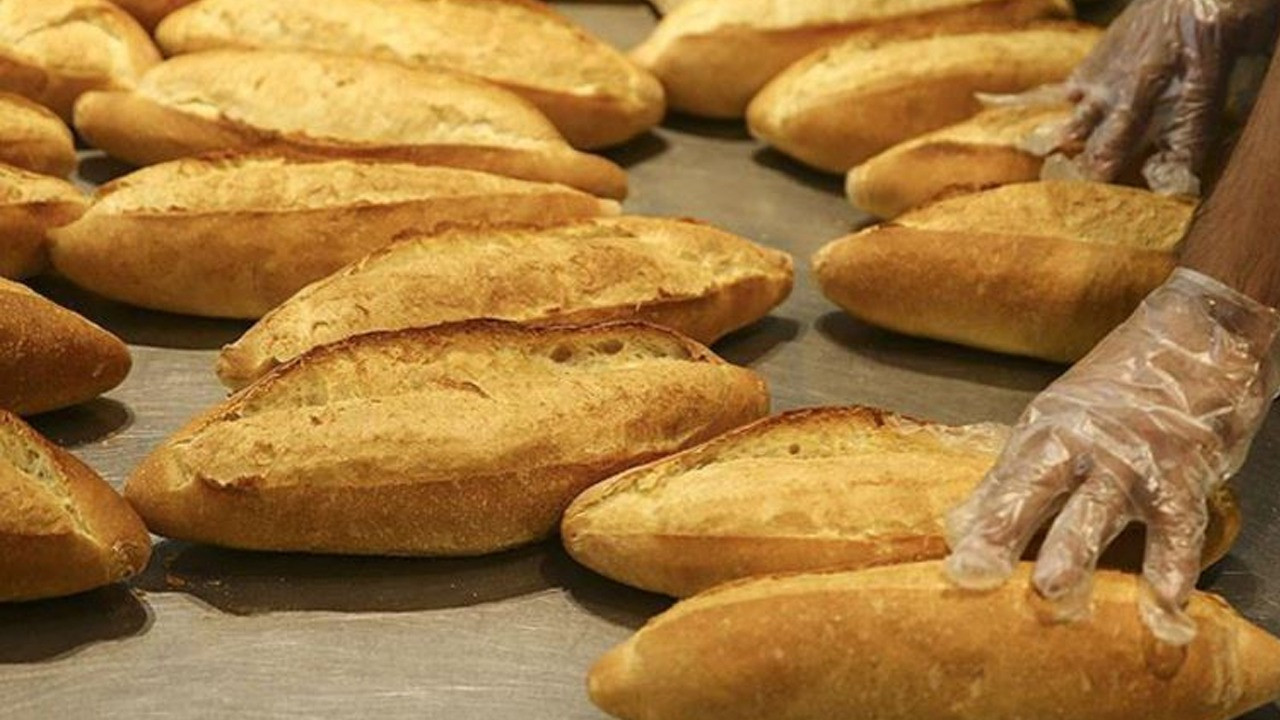 Ekmeğin fiyatının 10 Lira olacağını açıkladı. Ekonomist Remzi Özdemir, İstanbul'da ekmeğin önce 7 Lira sonra 10 Lira olacağını söyledi. Özdemir'e göre Merkez Bankası bunu yapmazsa ekmeğin fiyatına rekor zam gelecek
