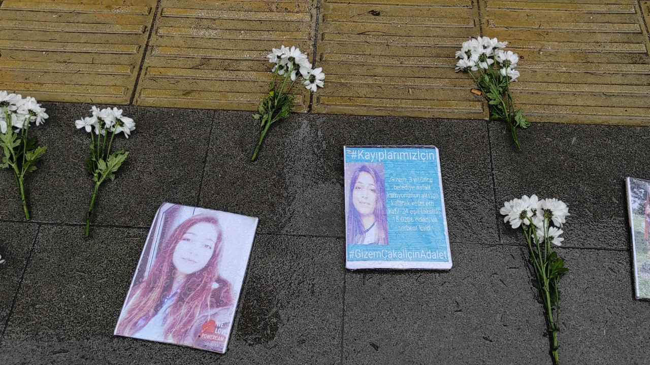 5 yıl önce belediye kamyonunun çarpması sonucu ölen Gizem için ailesi 19 çiçek ve fotoğraf bıraktırdı