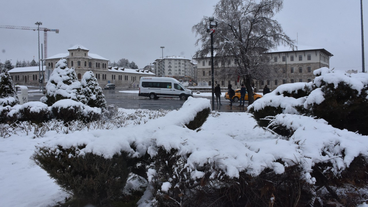 Türkiye'nin kar çilesi başladı, köy yolları kapanıyor