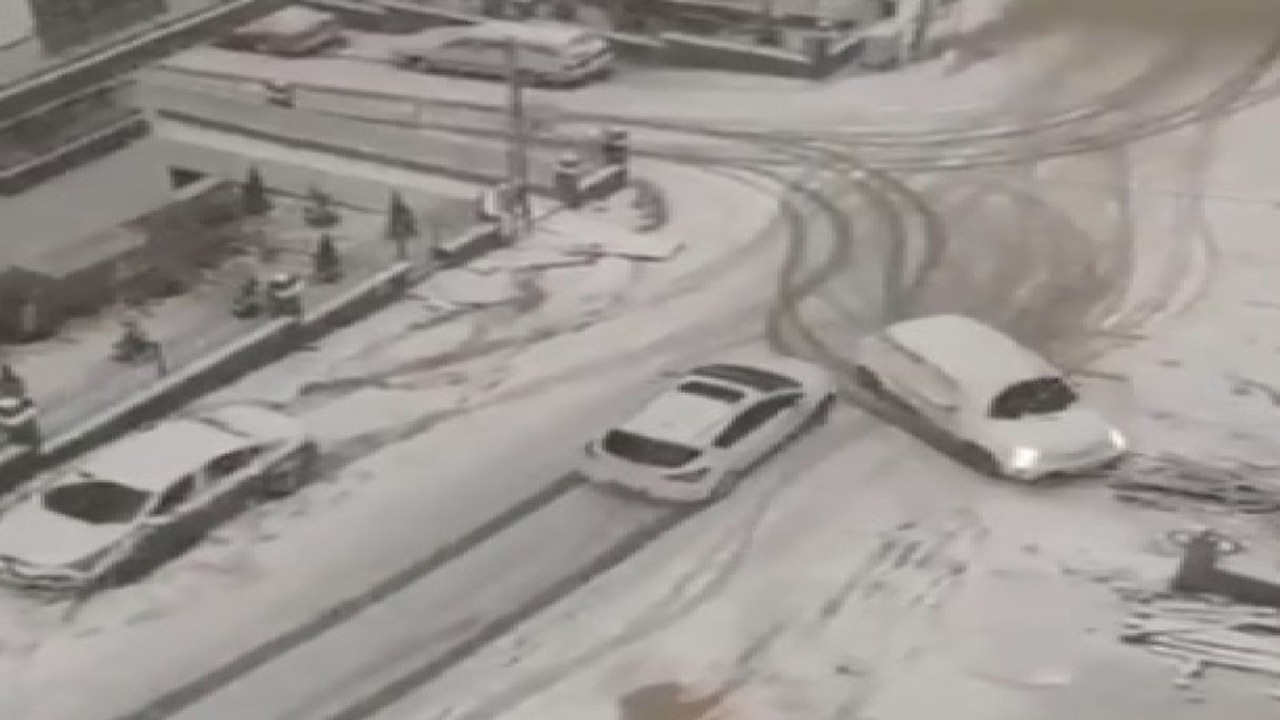 Ankara'nın çeşitli ilçelerinde kar yağışı nedeniyle meydana gelen kazalar vatandaşların cep telefonu kameralarına yansıdı