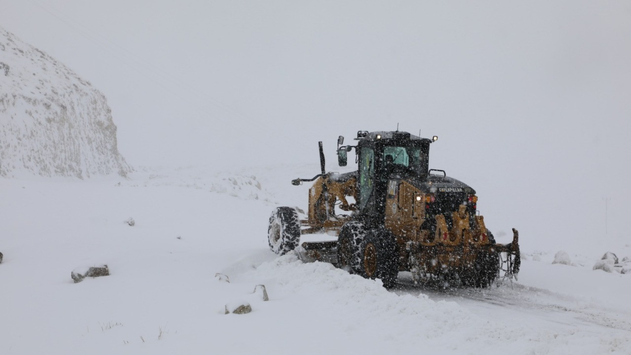 Türkiye'nin her yerinde etkili olan kar yağışı köy yollarını ulaşıma kapattı, ekipler yolları ulaşıma açmak için aralıksız çalışıyor!