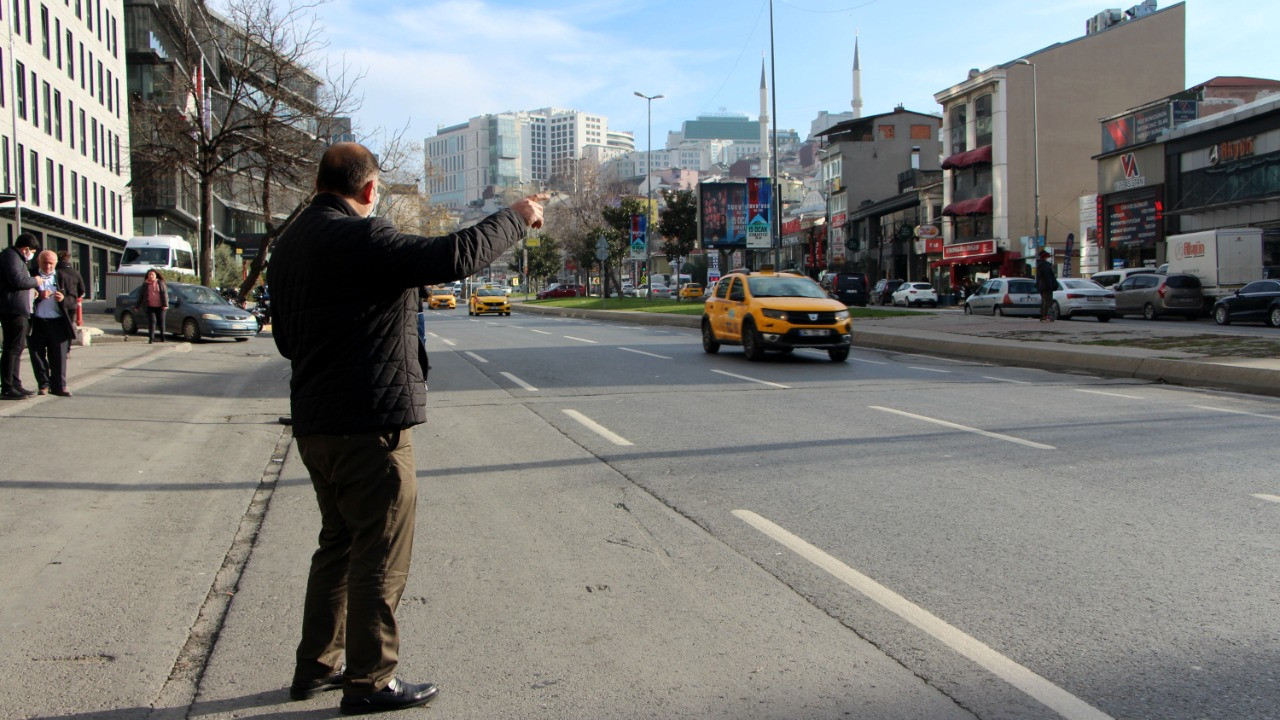İstanbul'da taksimetre güncellemeleri nedeniyle taksiciler kuyrukta beklerken, taksi bulmakta güçlük çekenler uzun süre beklemek zorunda kaldı