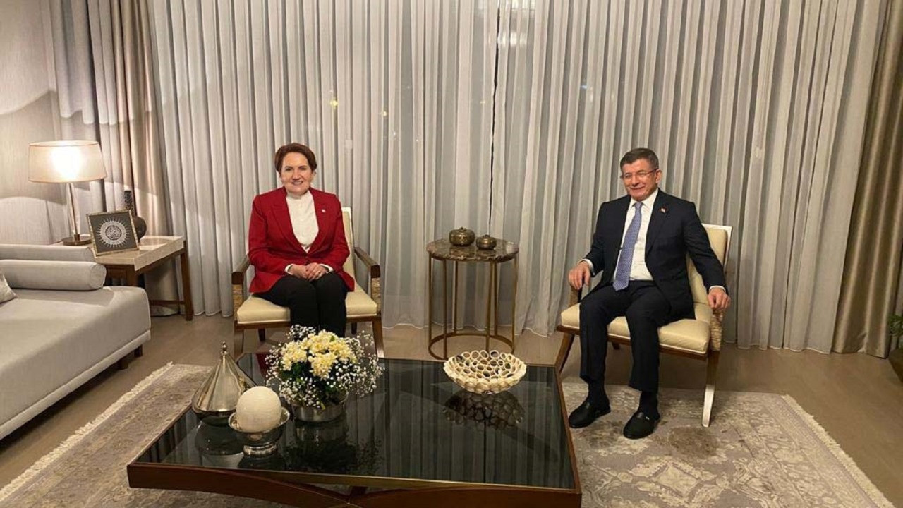 İYİ Parti Genel Başkanı Meral Akşener, Gelecek Partisi Genel Başkanı Ahmet Davutoğlu'nu evinde ziyaret etti