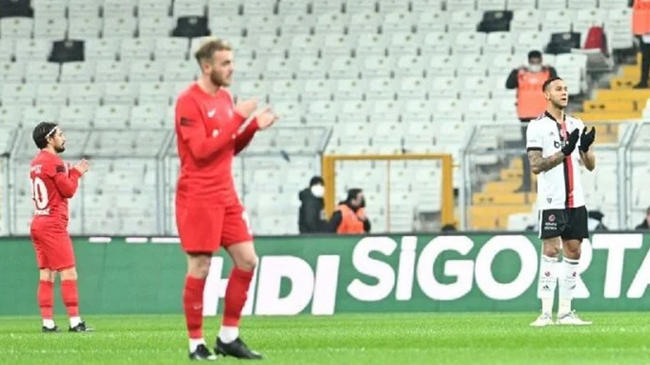 Beşiktaş-Gaziantep FK maçının 6. dakikasında oyun durdu! Hayatını kaybeden Ahmet Çalık anıldı