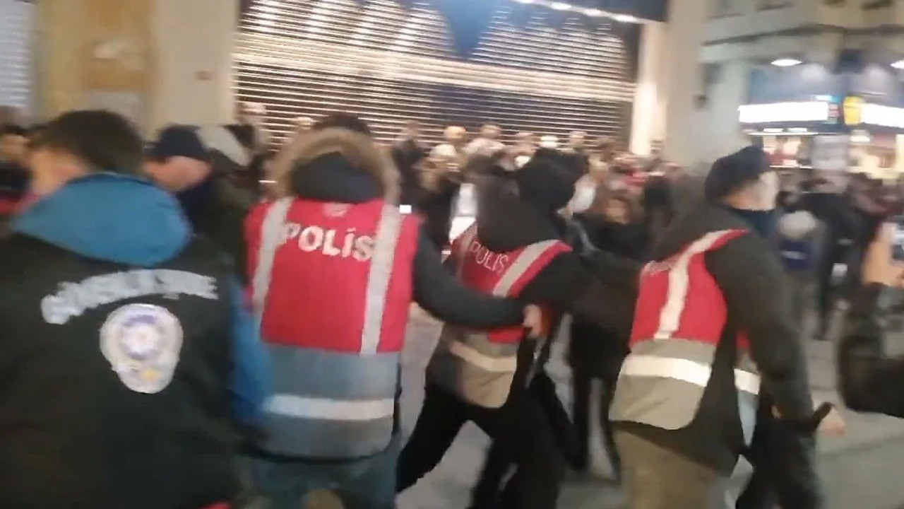 Taksim’deki ‘Enes Kara’ eylemine polis müdahalesi... Beyoğlu Kaymakamlığı sosyal medya çağrılarına yasak getirdi