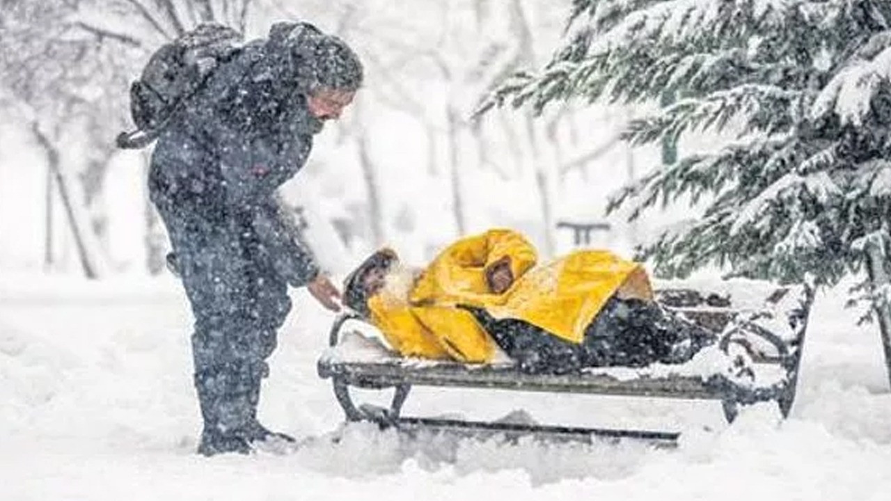İstanbul'a İzlanda soğukları geldi! Kar ve yağmur etkili oluyor. İstanbul Valiliği'nden 'evsizler' için İstanbullulara çağrı: Dışarıda kimse kalmasın, misafir edelim