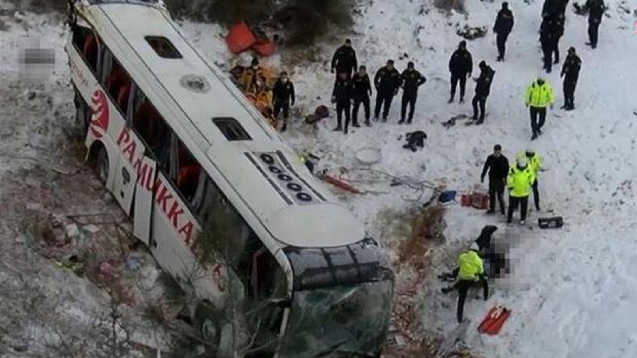 İstanbul'da otobüs şarampole yuvarlandı! K.Marmara Otoyolu Reşadiye Mevkii'nde şarampole yuvarlanan otobüste ölü ve yaralılar var