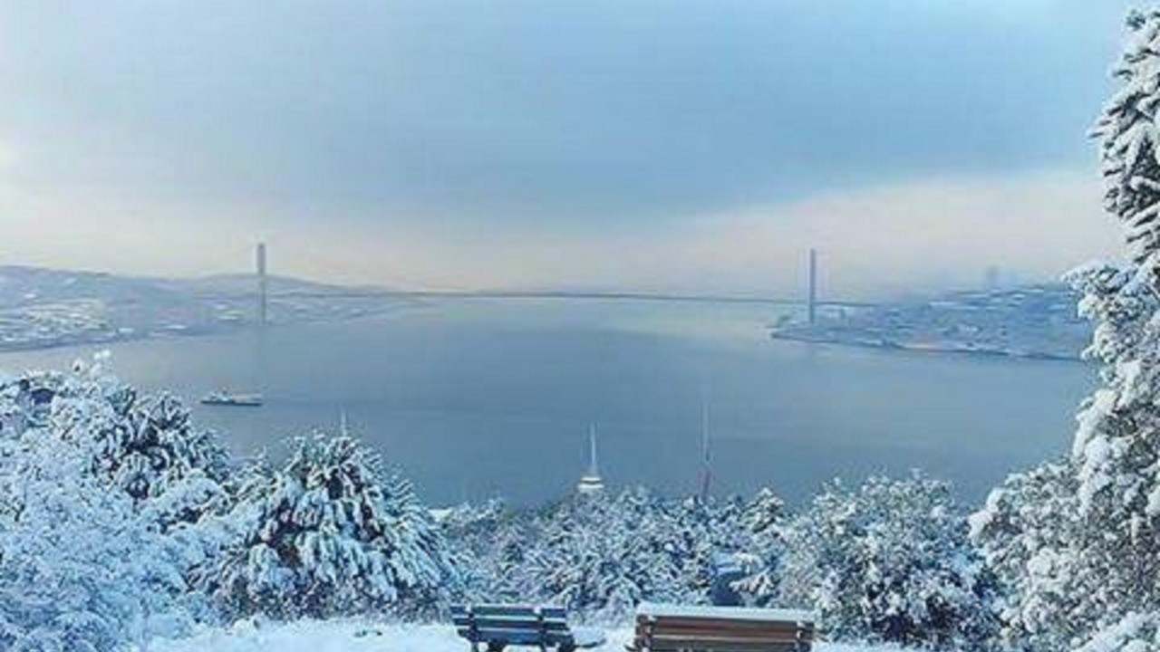 Boğaz trafiği çift yönlü trafiğe kapatıldı! İstanbul'daki yoğun kar yağışı nedeniyle görüş mesafesi düştü