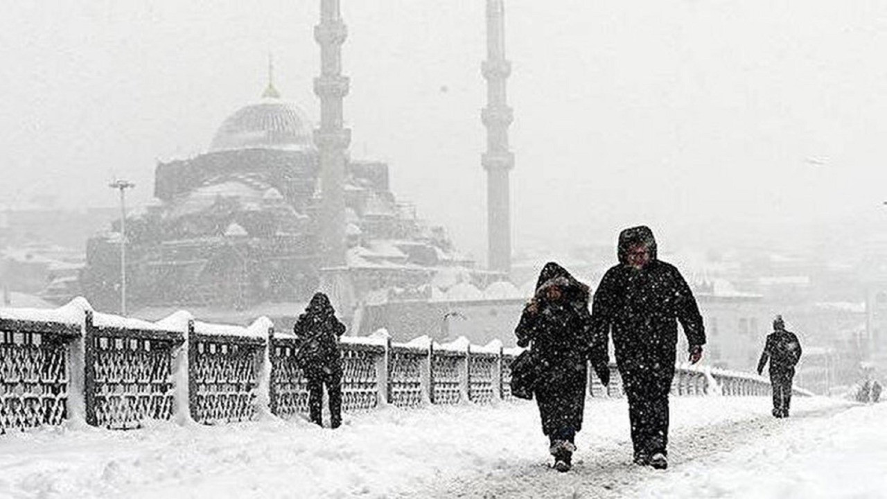 İstanbul'da İzlanda kışı! Kar yağışı etkili oluyor