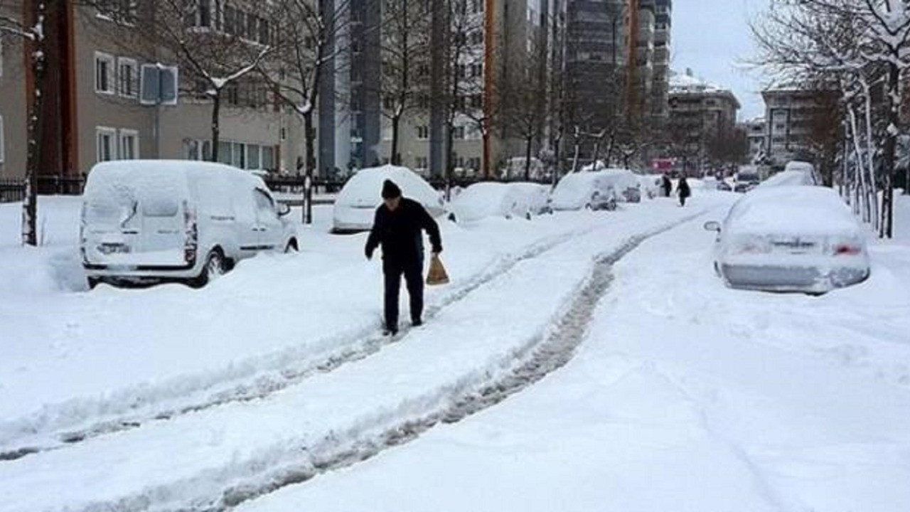 Kar yağışının etkili olduğu İstanbul'da Vali Yerlikaya'dan vatandaşlara önemli uyarı: Zorunlu olmadıkça trafiğe çıkmayalım