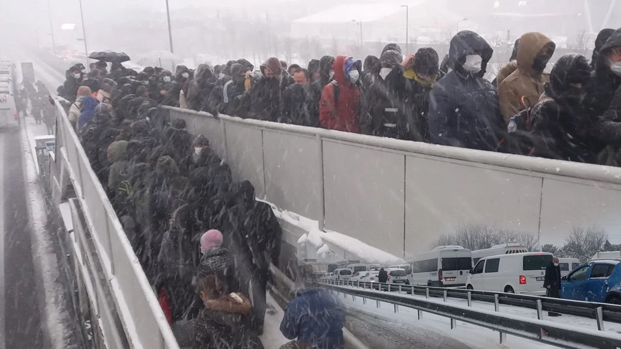 İstanbul'da trafik felç oldu! Metrobüs duraklarında izdiham yaşandı. Vatandaşlar yola yürüyerek devam etti