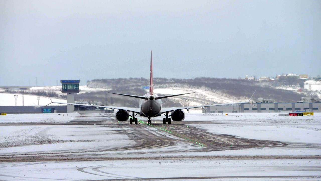 İstanbul'da etkili olan kar yağışı İstanbul Havalimanı'nda hava ulaşımı olumsuz etkilendi. THY, İstanbul Havalimanı'ndan bugün 52 seferini iptal etti