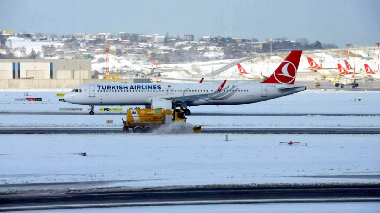 İstanbul'da kar esareti... İstanbul Havalimanı'nda yoğun kar yağış nedeniyle seferler iptal edildi