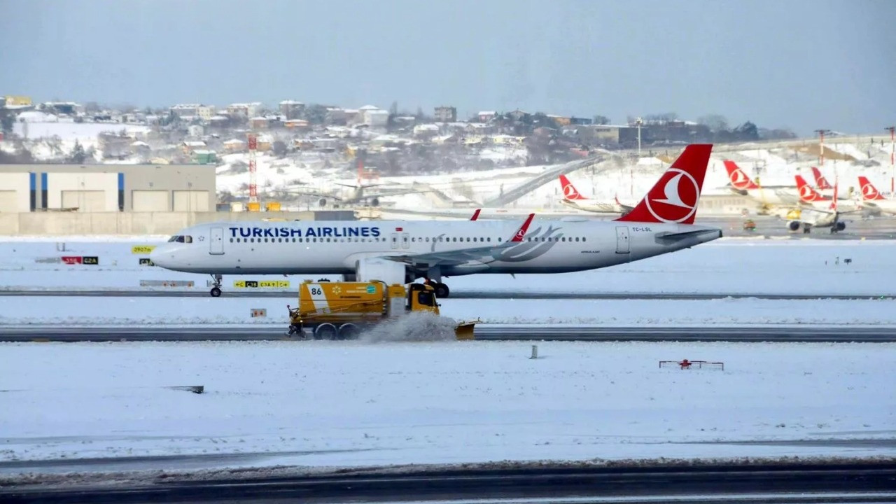 İstanbul Havalimanı’nda 13.00’e kadar uçuşlar durduruldu. Kar temizleme çalışmaları başladı