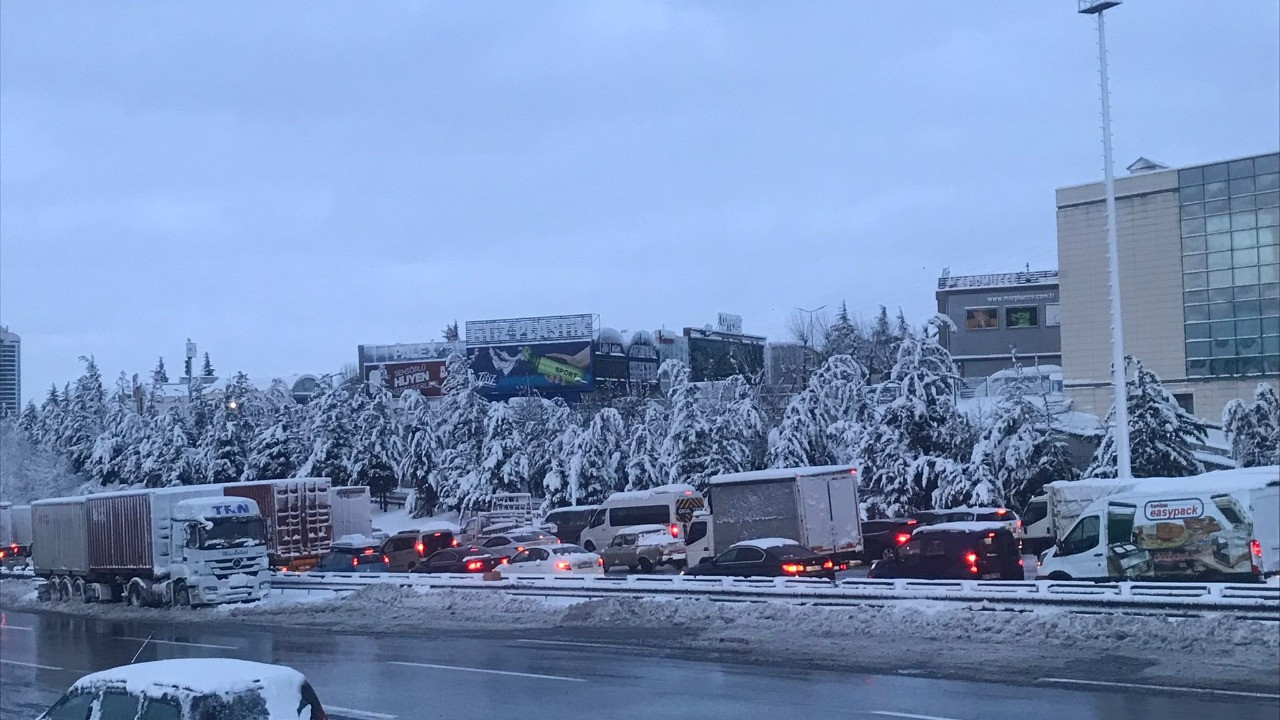 FLAŞ! İstanbul'da son durum. Araçların trafiğe çıkışı yasaklandı, yollarda kar esareti sürüyor. İstanbul valisinden halka acil çağrı geldi