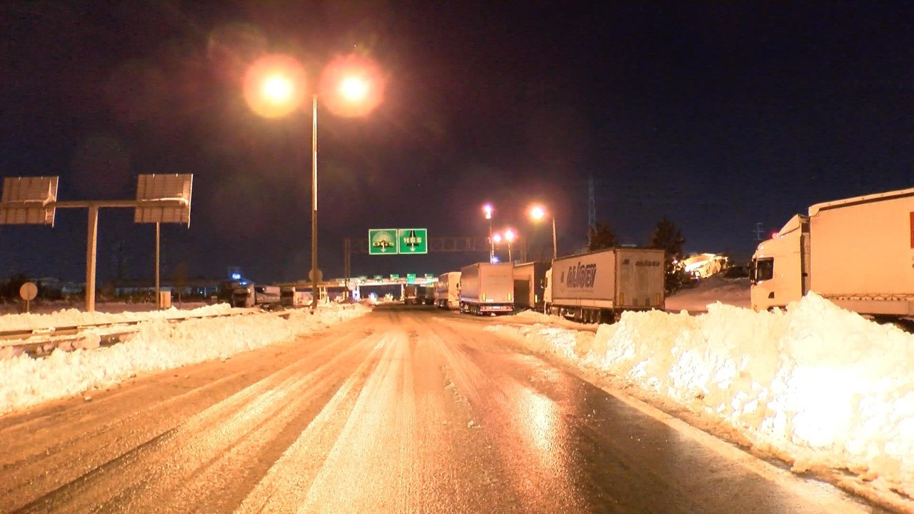 Kar yağışı nedeniyle TEM ve D-100'de park edilen araçlar alınmayı bekliyor