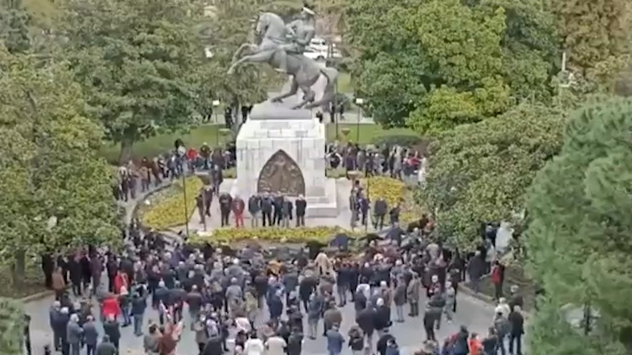 Atatürk Anıtı'na saygısızlık Samsun'u ayağa kaldırdı