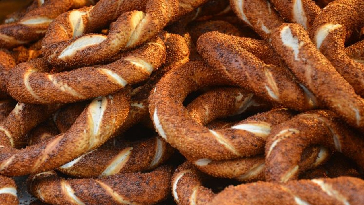 SONDAKİKA İstanbul'da simit fiyatlarına zam geldi. Ekmek zammından sonra simidin de fiyatı arttı. İstanbul Simitçiler Odası simit zammıyla ilgili açıklama yaptı