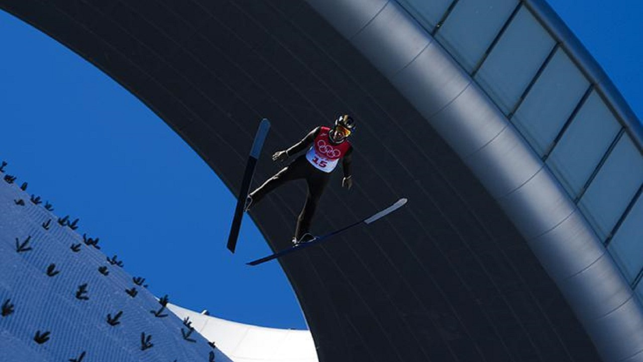 2022 Pekin Kış Olimpiyatları başladı. Türkiye'yi temsil eden Fatih Arda İpcioğlu, Kayakla Atlama Bireysel  Normal Tepe Elemelerinde 1. tura yerleşti