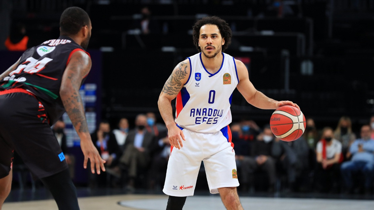 Fenerbahçe Beko, Anadolu Efes forması giyen Shane Larkin'i kadrosuna katmak istiyor