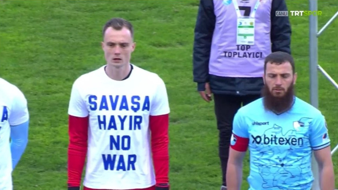 Aykut Demir 'savaşa hayır' tişörtünü giymedi