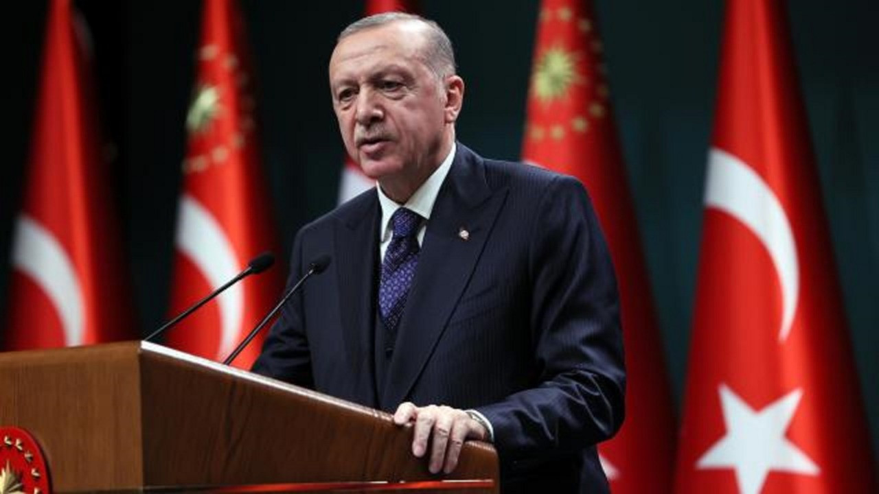 Cumhurbaşkanı Recep Tayyip Erdoğan, kadın muhtarlarla buluştuğu programda konuştu. Erdoğan, kadınlara karşı şiddetle mücadelede yeni adımlar atılacağını belirterek, çok sert açıklamalarda bulundu