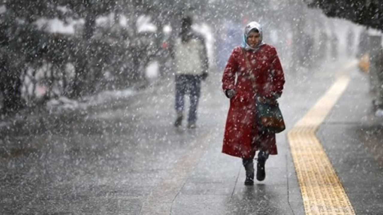 Meteoroloji'nin uyarılarının ardından kar İstanbul'a düştü. Kar, Arnavutköy Kuzey Marmara Otoyolu ve Yassıören Mahallesi'nde kendini gösterdi