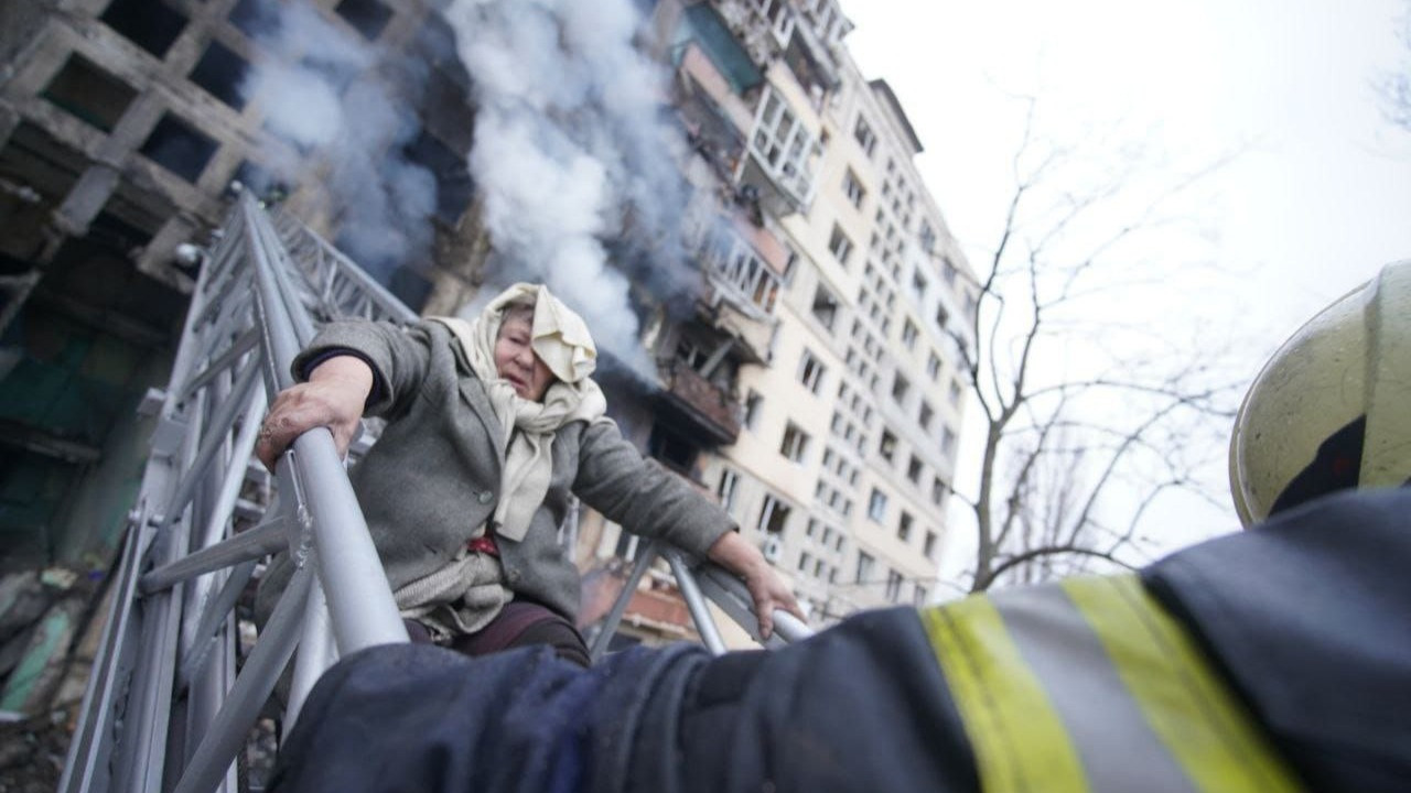 Rusya-Ukrayna savaşı 19 gündür devam ediyor. Rus birlikleri Kiev’de bir apartmanı vurdu. Ölü ve yaralılar var