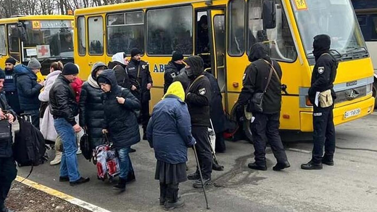 Rus birliklerinin ilerleyişini sürdürdüğü başkent Kiev’de kadın ve çocukların tahliyeleri sürüyor