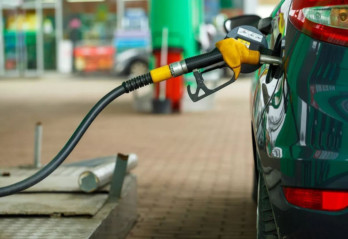 SONDAKİKA Benzin ve motorin zamma doymuyor. Akaryakıta bir zamk daha geliyor. Petrol ve dolar arttı, benzin ve motorine yen zam yapılacak. Benzin 20 TL, motorin 22 TL. İşte 23 Mart güncel akaryakıt fiyatları - Resim: 1