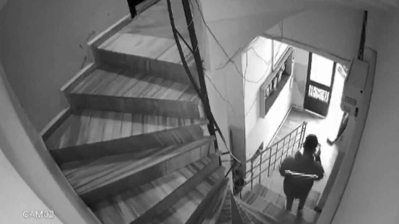 İstanbul Zeytinburnu'nda şoke eden olay. Sipariş götüren kurye apartmanın merdiven boşluğuna idrarını yaptı
