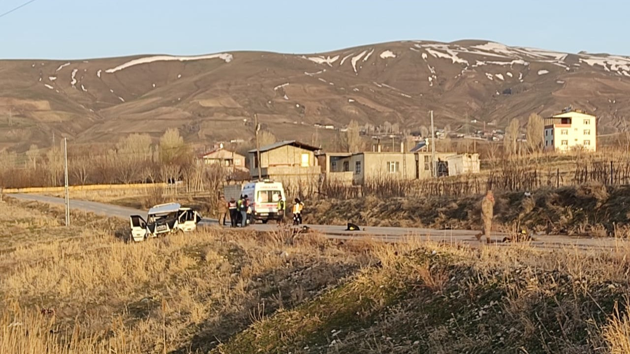 Bitlis'te korkunç kaza. Kaçak göçmenleri taşıyan minibüs takla attı: 4 ölü, 25 yaralı