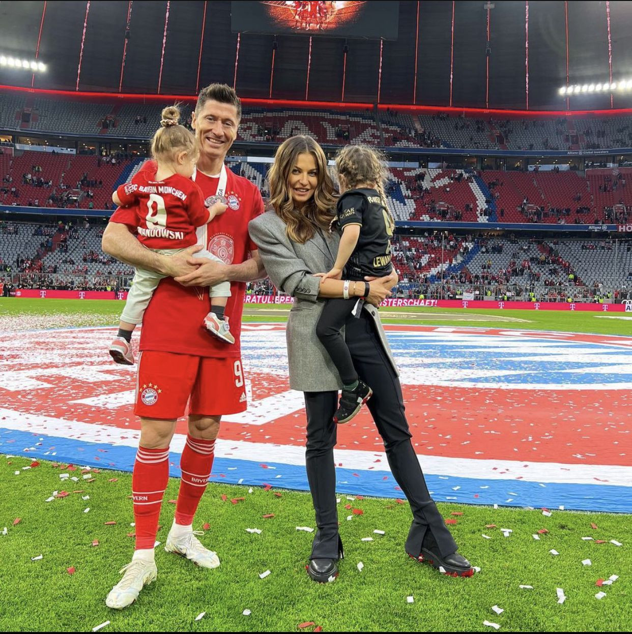Bayern Münih'in yıldız forveti Robert Lewandowski ve eşi Anna Lewandowska tatil için Türkiye'yi tercih etti, ikili dudak dudağa poz verdi! - Resim: 1