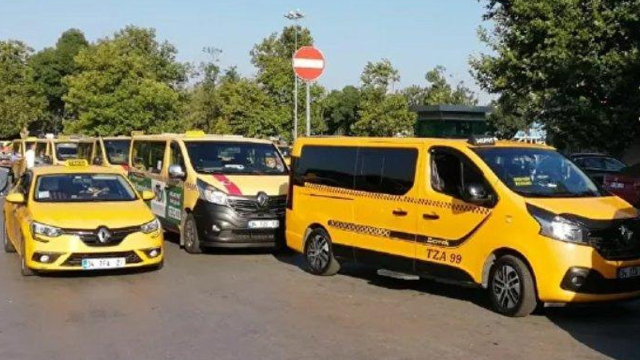 İstanbul'da minibüs ve taksilerle ilgili yeni düzenleme geldi. Minibüs ve taksiler denetlenecek, yaş sınırlaması geldi. Okul ve personel servisleri hakkında da flaş karar