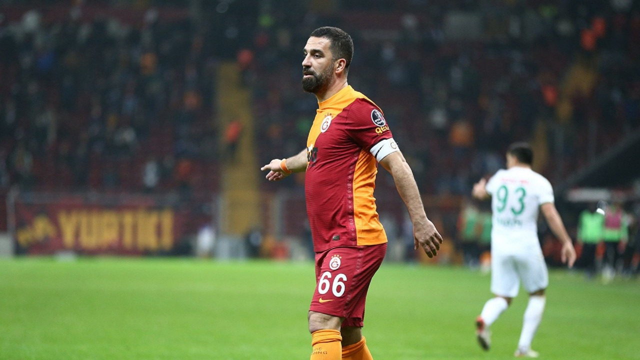 Galatasaray'da forma giyen 35 yaşındaki Arda Turan, emeklilik konusunda henüz karar vermediğini söyledi