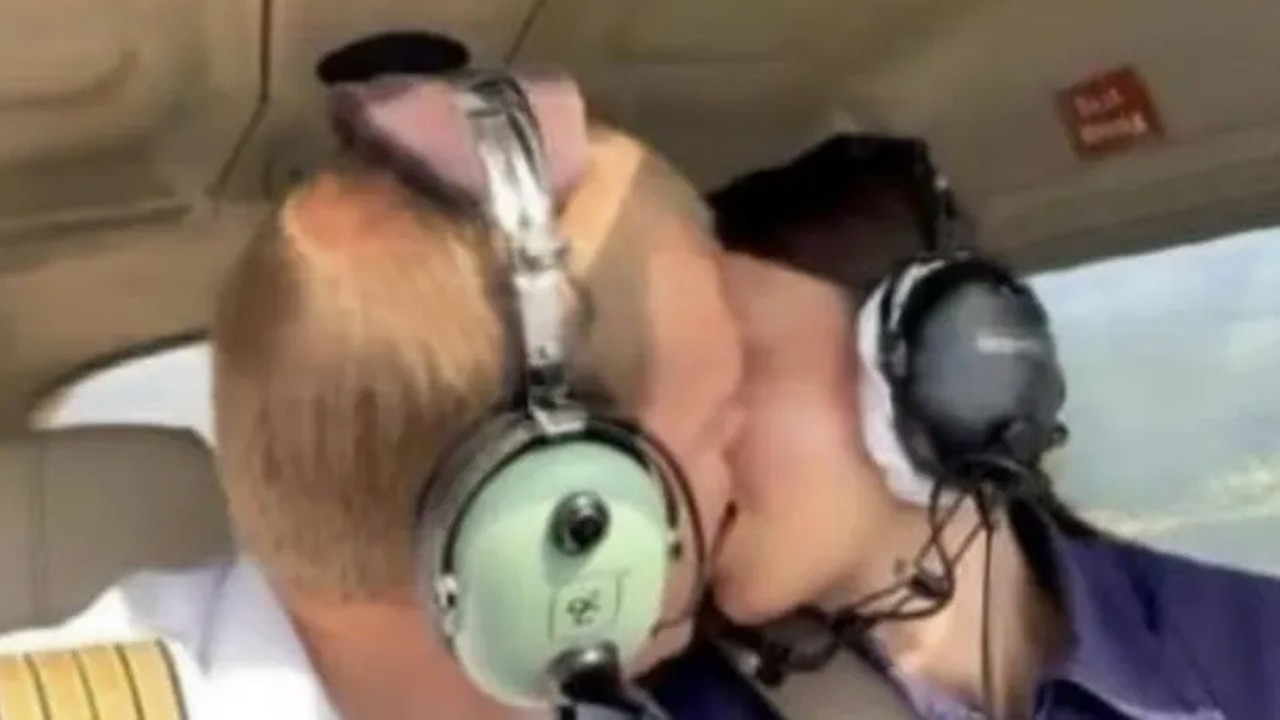 Öğretmen pilot ile uçuş eğitimi alan öğrencisi uçakta metrelerce yüksekte cinsel ilişkiye girdi. Öğrenci daha fazla eğitim karşılığında cinsel ilişkiye girdi
