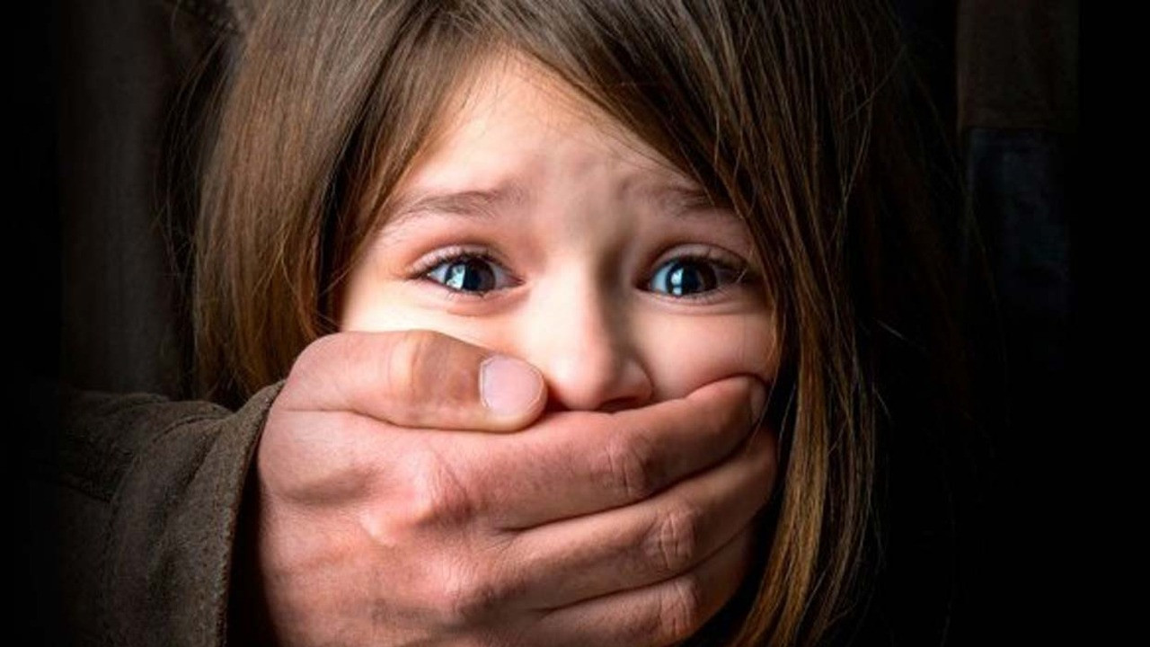 İstanbul'da mide bulandıran olay. Esenyurt'ta 6 yaşındaki küçük çocuğa cinsel istismara suçüstü. İstismarcı linçten zor kurtuldu. İğrenç görüntüler güvenlik kamerasında