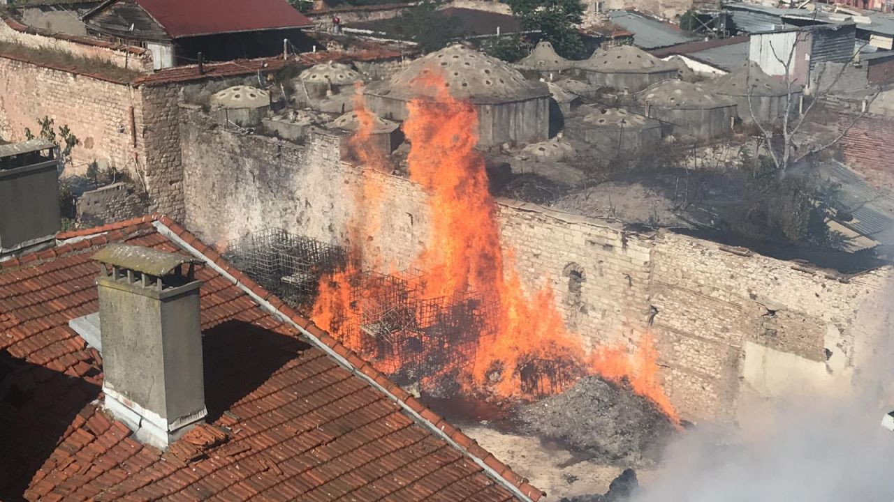 Fatih'te Kaçakçılık Şube Müdürlüğü'ne ait depoda yangın - Resim: 1