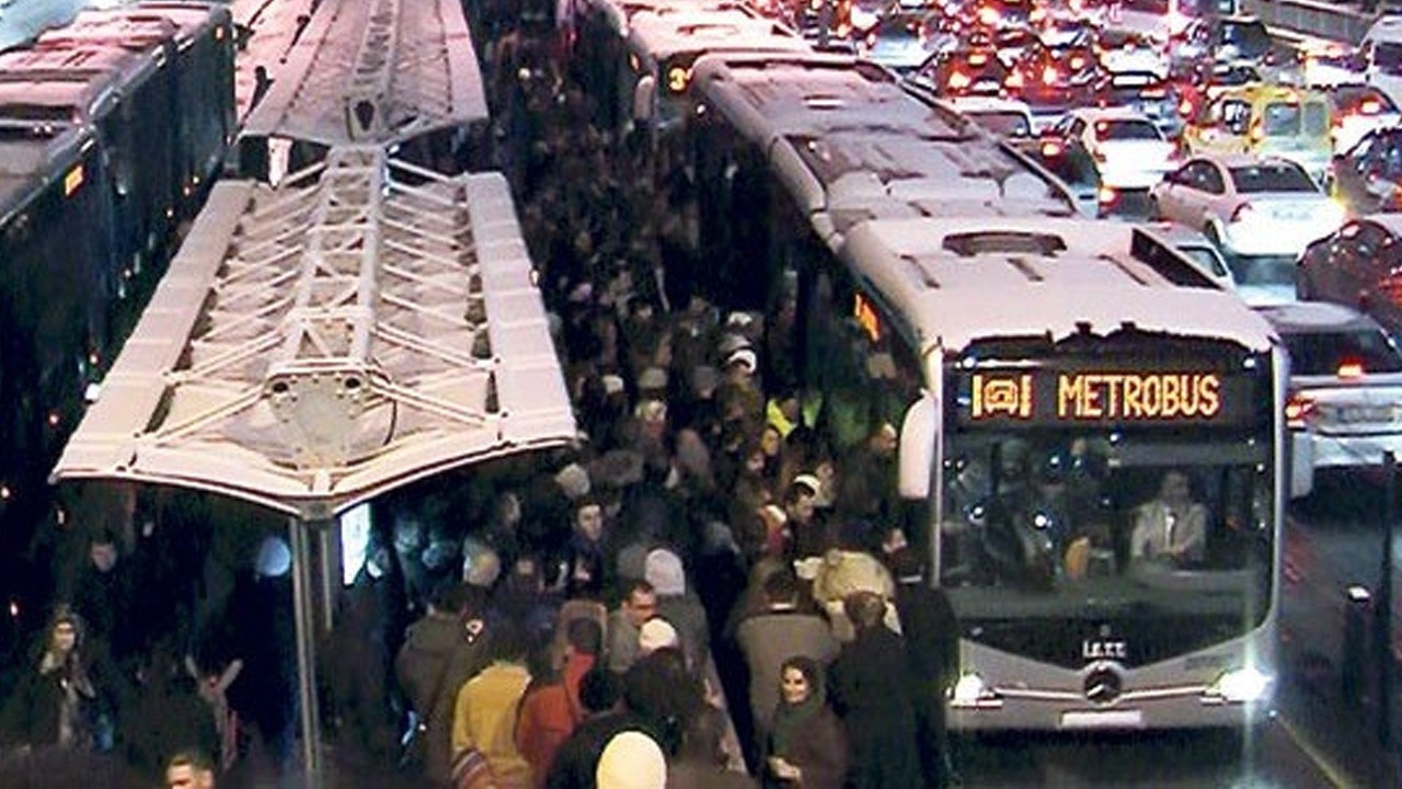 İstanbul'da toplu taşımada büyük kriz! İstanbul'da metro, metrobüs, otobüs, tramvay ve vapur seferleri durabilir. Motorin, benzin, otogaz, elektrik ücretleri cep yakıyor. Toplu taşıma durursa kaos...