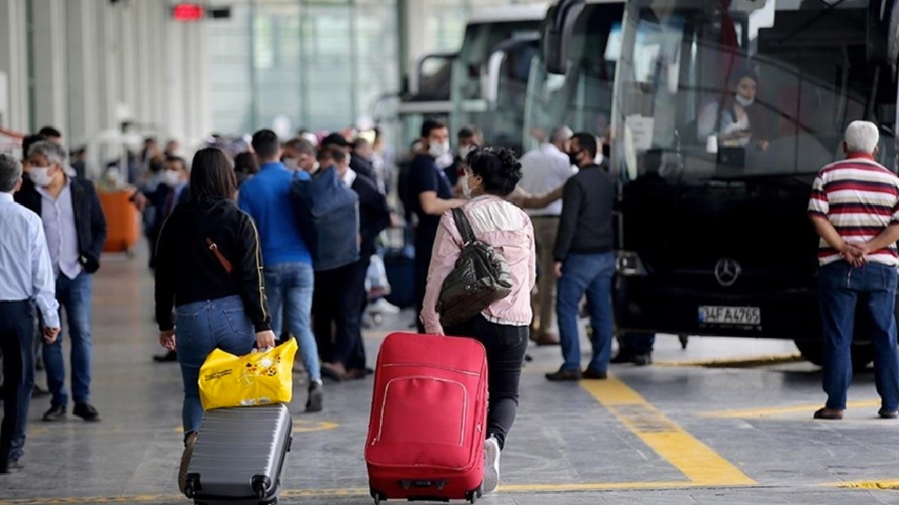 Kurban Bayramı için radikal öneri. Kurban Bayramı'ndan belediye otobüsleri şehirlerarası yolcu mu taşıyacak? Sabah gazetesi yazarı Mevlüt Tezel'den belediyelere çağrı geldi.