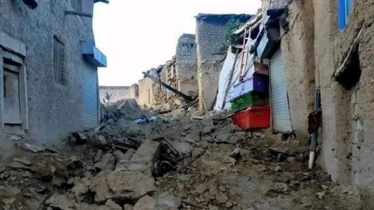 Afganistan'ın Paktika bölgesinde sabaha karşı şiddetli bir deprem meydana geldi. İlk belirlemelere göre yüzlerce insanın yaşamını yitirdiği duyuruldu