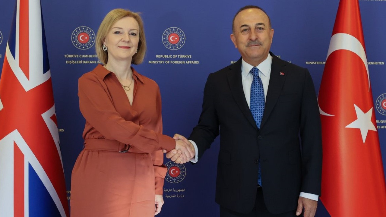 Dışişleri Bakanı Mevlüt Çavuşoğlu, İngiliz mevkidaşı Liz Truss ile görüştü! Ortak basın açıklaması yaptılar: Tahıl koridoru için Ukrayna ve Rusya ile temastayız