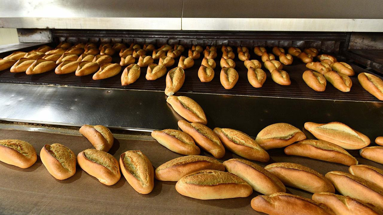 Halk Ekmek zamlandı. 2 liraya satışı yapılan Halk Ekmek yüzde 50 zamlandı Pazartesi gününden itibaren 250 gram Halk Ekmek 3 liradan satılacak