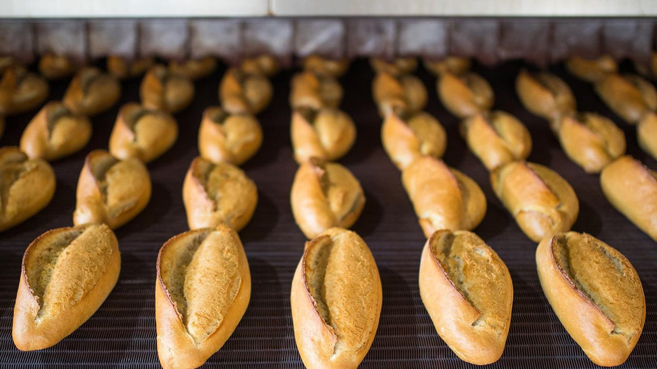 Halk Ekmek zamlandı. 2 liraya satışı yapılan Halk Ekmek yüzde 50 zamlandı Pazartesi gününden itibaren 250 gram Halk Ekmek 3 liradan satılacak - Resim: 1