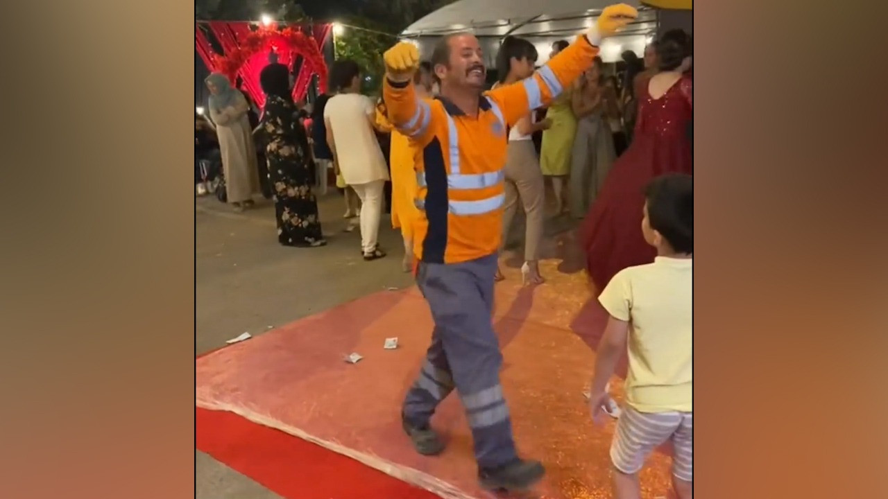 Çöp kamyonundan indi, düğüne katıldı: Temizlik işçisinin 22 saniyelik dansı sosyal medyada gündem oldu