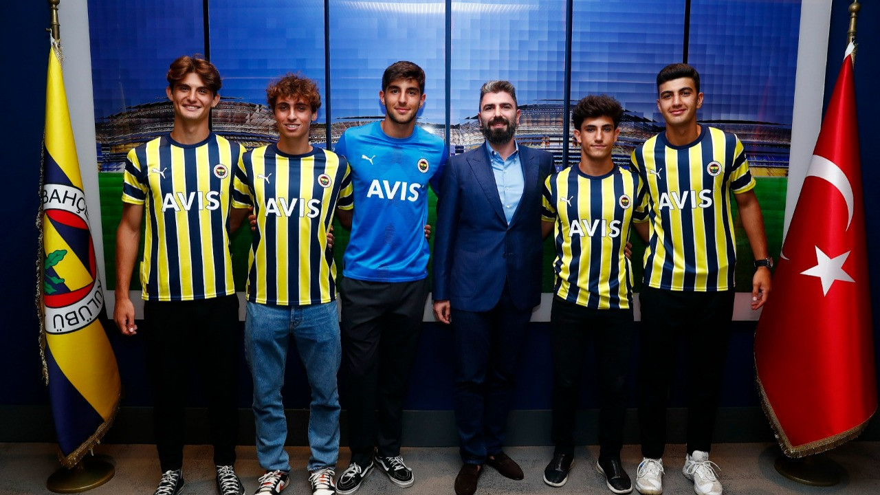 Fenerbahçe, 5 genç futbolcuyla profesyonel sözleşme imzaladı