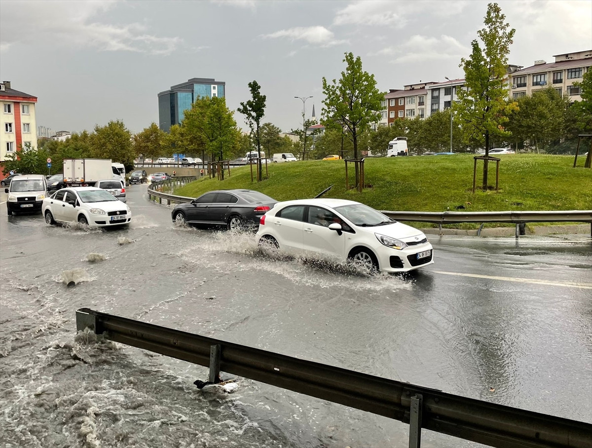 İstanbul'da sağanak kabusu. Esenyurt,  Pınar Mahallesi, Arnavutköy gibi bazı bölgelerde yine su birikintileri oluştu, otomobiller yolda kaldı