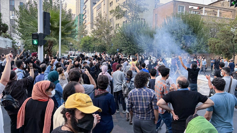 İran'da halk ayaklanması başladı. Dini liderler Hamaney ve Humeyni'nin resimleri devlet binalarından indiriliyor. İran'da yaşayan 22 yaşındaki Mahsa Emini'nin ölümünden sonra başlayan protestolar büyüdü